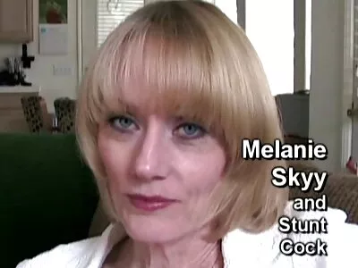 Ta aheldas jultunud lauale. xxx porno film