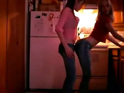 Mullikas seks video xx ja talupoeg korraldavad noort naist kahes kohvris.