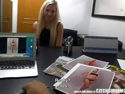 Raske kuradi Freya seksi mobil seotud kätega.