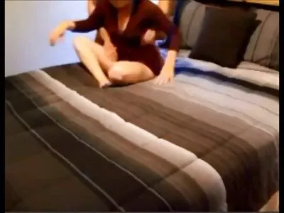 Häbematu kaunitar masturbeerib film sex xxx basseini ääres.