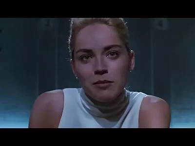 Ziggy Star askeldab arab sex videolar seadmega oma vagiina sees.